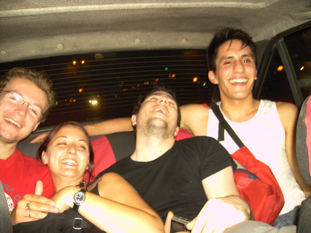 Zu viert hinten im Taxi :-)